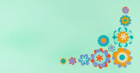 Image frame background of blooming paper flowers on a colored background. Foto stock