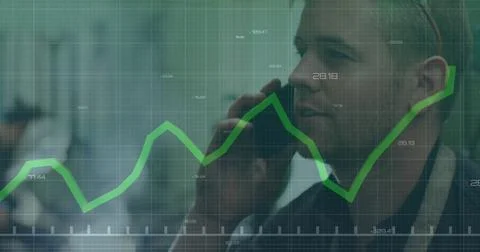 Image of green lines financial data processing over caucasian man on smartphone Foto stock