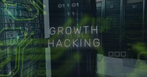 Image of growth hacking text and data processing over server room Illustrazione stock