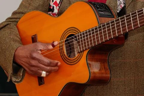 Image of a guitar player, without identifying the face Stock-Fotos