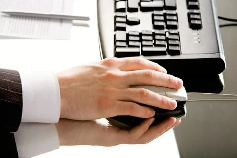 Image of hand with computer mouse placed on a working table Stockfoto's