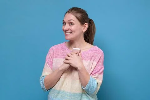 Image of a happy optimistic young pretty woman posing isolated over blue wall Foto stock