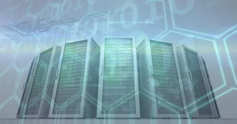 Image of hexagonal shapes and data processing against computer servers Foto stock