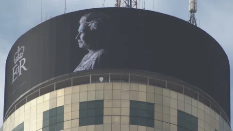 The image of honor Queen Elizabeth II at top of a building in Bangkok. Stock-Footage 211795895