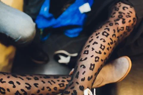 Image of the legs of the leopard pattern mini dress and design stockings. Foto stock
