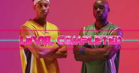 Image of level completed text over neon pattern and diverse basketball players Stockfoto's