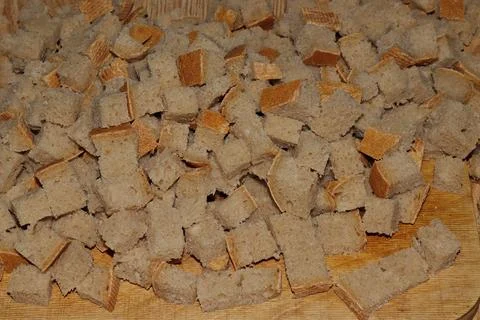 Image of a loaf of bread cut into slices on a kitchen board Foto stock