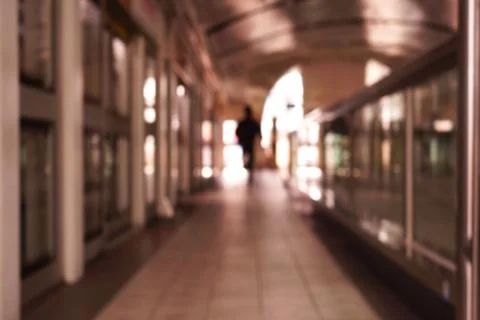 A image of a man running to the platform for catching the train. Stockfoto's