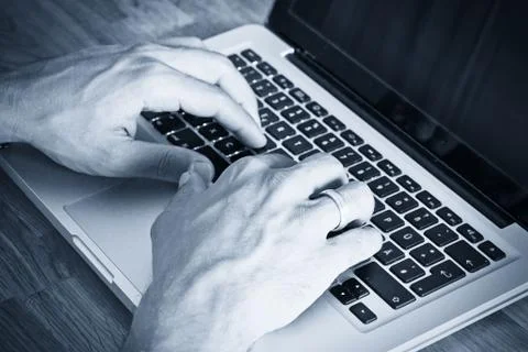 Image of man's hands typing. Foto stock