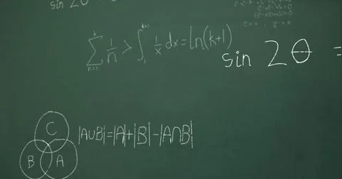 Image of mathematical data processing over green chalkboard Foto stock