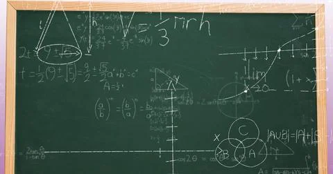 Image of mathematical data processing over green chalkboard Foto stock