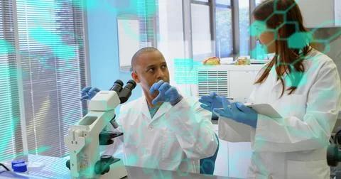 Image of medical data processing on diverse male and female scientists Foto stock