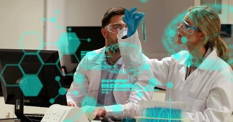 Image of medical data processing over diverse male and female scientists working Foto stock