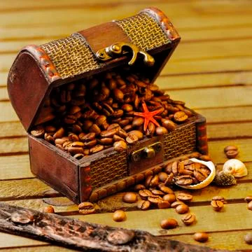 Image of middle-aged coffee beans. Poured into a pirate chest. Precious, expe Foto stock
