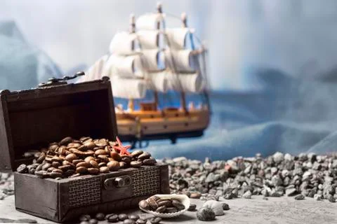 Image of middle-aged coffee beans. Poured into a pirate chest. Precious, expe Foto stock