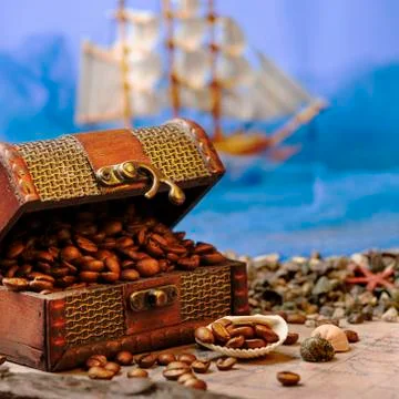 Image of middle-aged coffee beans. Poured into a pirate chest. Precious, expe Foto stock