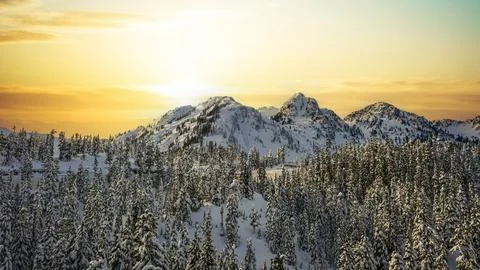 An image of Mt Baker in the North Cascade Mountains covered in snow witha s.. 库存照片