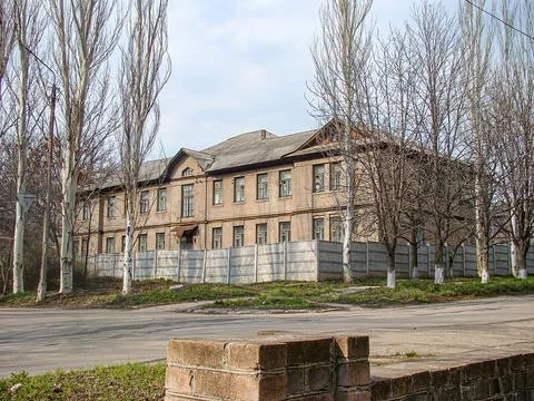 Image of an old, practical architectural structure with multiple windows, sur Stock Photos