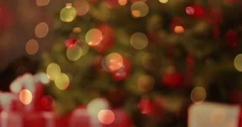 Image of out of focus decorated christmas tree with flickering fairy lights Stock Illustration