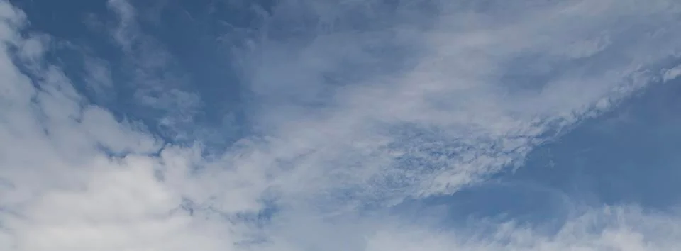 Image of a partly cloudy and partly clear sky during the day Stock-Fotos