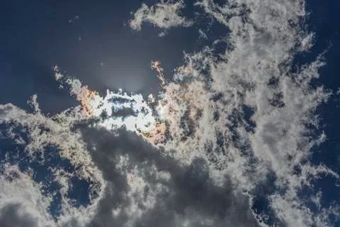 Image of a partly cloudy and partly clear sky during the day Stock-Fotos