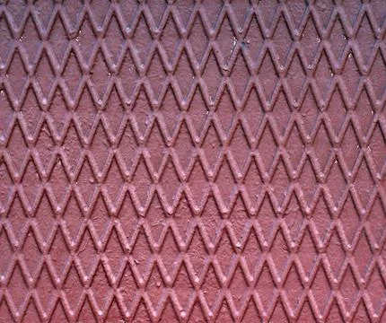 The image of a pattern on a metal surface in the form of a zigzag across th.. Foto stock