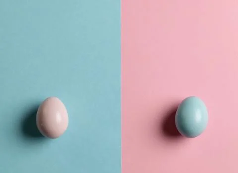 Image of pink and blue easter eggs and copy space on pink and blue background Foto stock