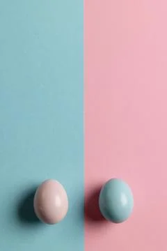 Image of pink and blue easter eggs and copy space on pink and blue background Stockfoto's
