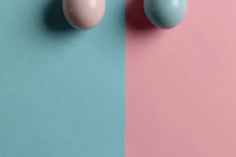 Image of pink and blue easter eggs and copy space on pink and blue background Foto stock
