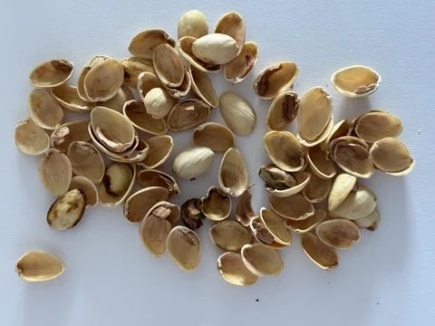 Image of pistachio shells on white background Foto stock