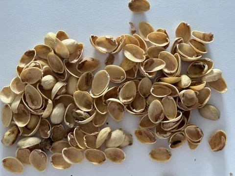 Image of pistachio shells on white background Foto stock