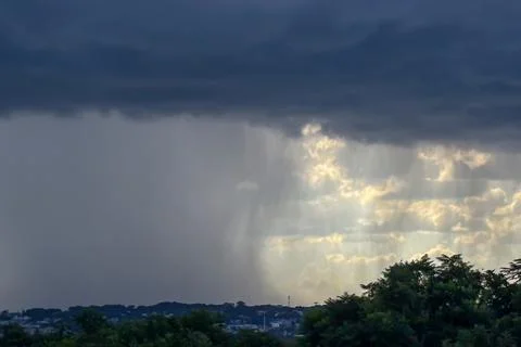 Image of rain on the horizon, with the left side showing rain and the right s Foto stock