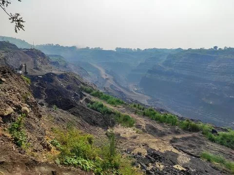 Image of the road leading down to the open-cast coal mine Foto stock