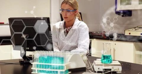 Image of scientific data processing and human brain over female scientist using Foto stock