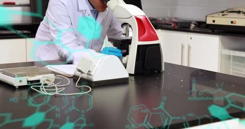 Image of scientific data processing over biracial male scientist with microscope Foto stock