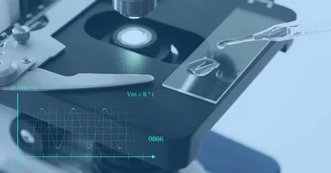 Image of scientific data processing over microscope Foto stock