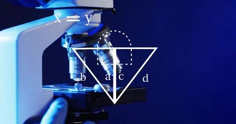 Image of scientific data processing over microscope in laboratory Foto stock