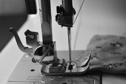 Image of a sewing machine showing thread and needle. A sewing machine is a ma Foto stock