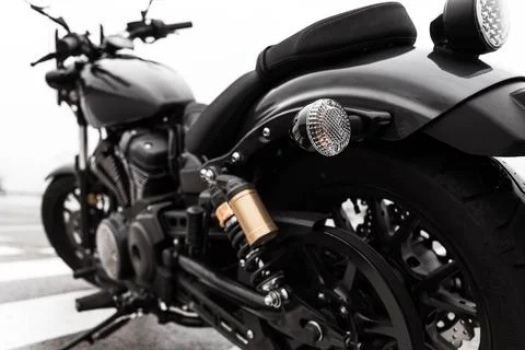 This image showcases a close-up view of a black motorcycle, highlighting its  Fotos de archivo
