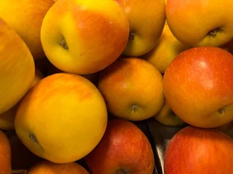 Image showcases a close-up view of several apples with shiny red and yellow p Foto stock