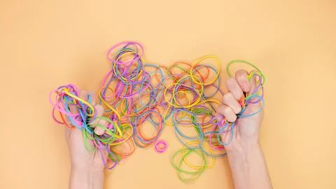 This image showcases a vibrant array of different colored rubber bands intert 스톡 사진