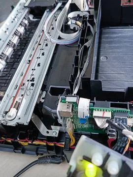 This image shows the circuit board and mechanism of a printer. Stockfoto's