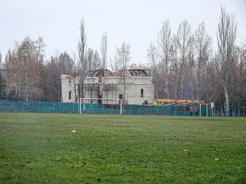 Image shows a desolate, partially collapsed or under-construction building in Foto stock