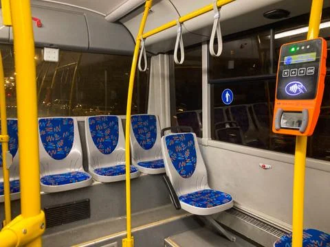 The image shows an empty night bus interior with blue seats and a digital dis Foto stock
