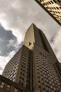 The image shows a low-angle shot of a tall building with many windows, set ag Stock-Fotos
