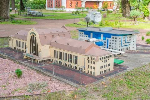 The image shows a model of an educational or exhibition building, featuring.. Foto stock
