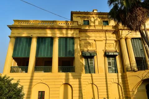 The image shows a section of the yellow, colonial-era Nasipur Palace. Foto stock