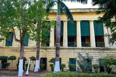 The image shows a section of the yellow, colonial-era Nasipur Palace. Foto stock
