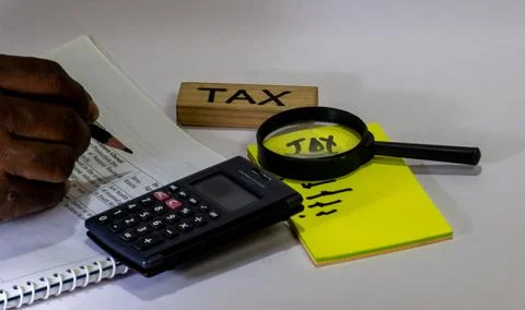 The image shows a setup of items typically used for tax calculations. Foto stock