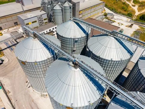 The image shows several large silos used for grain storage at a facility. The 写真素材